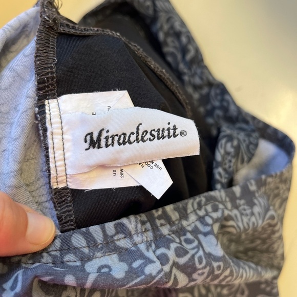 Miraclesuit Ruched Tummy Control Grey Floral Pattern One Piece Swimsuit sz 20 - Picture 5 of 7